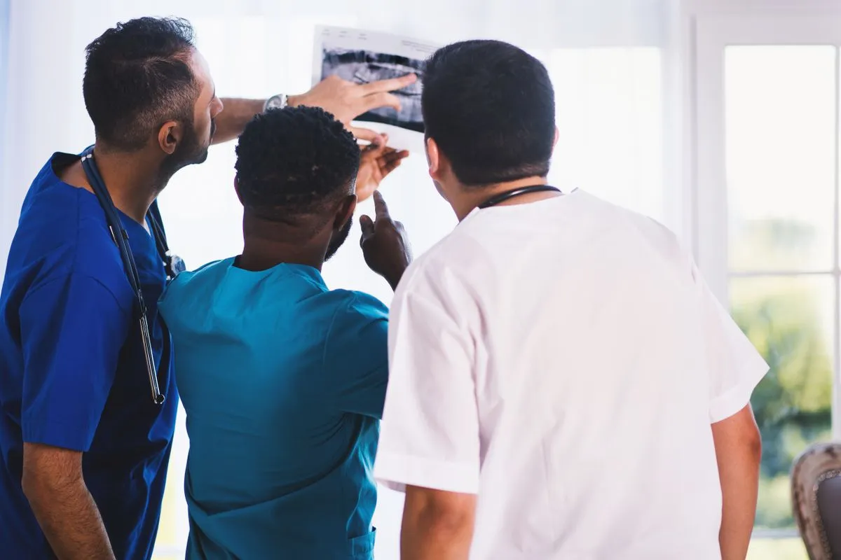 Equipo médico revisando una radiografía en un negatoscopio